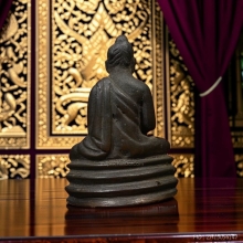 พระชัยผมหวีพิมพ์ใหญ่ฐานสูง รุ่นแรกวัดมกุฏ ปี2478 เนื้อดำ