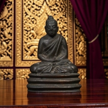 พระชัยผมหวีพิมพ์ใหญ่ฐานสูง รุ่นแรกวัดมกุฏ ปี2478 เนื้อดำ