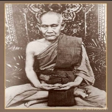 พระกลีบบัวอรหังเคลือบนิยมหลวงปู่ไข่วัดเชิงเลน