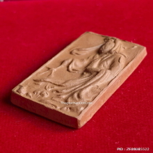 พระโพธิสัตว์กวนอิม เนื้อดินเผาหลังตัวหนังสือจีน ปี 2498