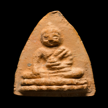 พระพุทโธน้อยพิมพ์กลาง (เส้นน้ำตก) เนื้อดิน วัดอาวุธ ปี 2494
