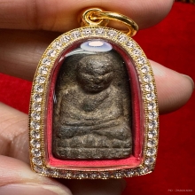 หลวงปู่ทวดเนื้อว่าน 2497 พิมพ์พระรอดใหญ่ พร้อมตลับเพชร