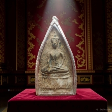 พระท่ากระดานหูช้างกรุวัดเหนือ เนื้อสนิมแดง พร้อมตลับเงินสวยๆ