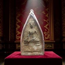 พระท่ากระดานหูช้างกรุวัดเหนือ เนื้อสนิมแดง พร้อมตลับเงินสวยๆ
