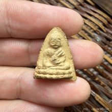 พระพุทโธ พิมพ์กลาง หน้าเอียงไหล่ลู่ เนื้อดินปี2494