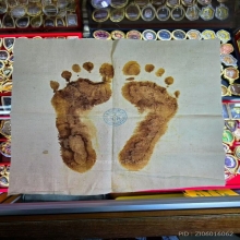 หลวงพ่อคูณ ผ้ายันต์รอยเท้าเหยียบขมิ้นสด ปี2536 สภาพสวยหายาก