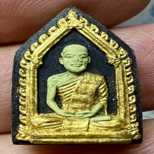 พระผงรูปเหมือนเจ้าคุณนร สีใบตองโรยเกศา+เกล็ดทอง สวยสมบูรณ์