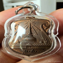 พระบรมธาตุ ปี 97 บล๊อคฟ้าผ่า สวยเดิมๆ เลี่ยมกันน้ำอย่างดี