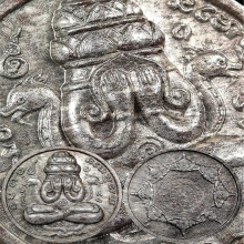 พระปิดตาพังพระกาฬ รุ่นแรก ปี32 บล็อคเครายาวพรายเงิน 