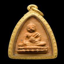 พระพุทโธน้อยพิมพ์กลาง (เส้นน้ำตก) เนื้อดิน วัดอาวุธ ปี 2494