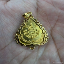 เหรียญทองคำหลวงปู่แหวนเลี่ยมทองฝั่งเพชร