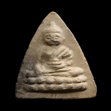 7.พระพุทโธน้อยพิมพ์ใหญ่ (ติ่งข้างแขน) เนื้อดินทูโทน ปี 2494