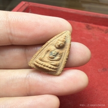 พระพุทโธน้อยพิมพ์เล็ก (กรอบกระจก) เนื้อดิน วัดอาวุธ ปี 2494