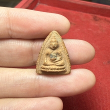 พระพุทโธน้อยพิมพ์เล็ก (กรอบกระจก) เนื้อดิน วัดอาวุธ ปี 2494