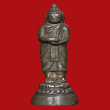 พระรัชกาลยืนอุ้มบาตร